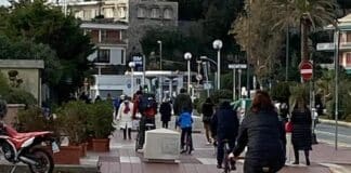 Casco e targa obbligatoria per i monopattini, a Genova la proposta del Comune, i genovesi le vogliono anche per le bici
