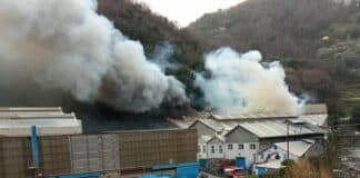 Genova, fiamme alla Zinkal di Voltri, ancora paura per una nube tossica incendio voltri zinkal