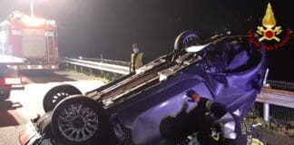 Autostrada A12, auto si ribalta dopo un incidente: tutti salvi