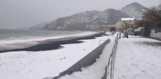 La neve imbianca la spiaggia di Voltri spiaggia neve Voltri