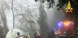 La Spezia – Autobotte con GPL finisce fuori strada, recuperata dai Vigili del Fuoco camion gpl Vigili del Fuoco
