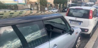 Quinto – Finestrini spaccati e auto saccheggiate, i residenti “Siamo alla follia” vetri rotti, ladri, vandali, auto