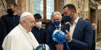 Il Papa incontra lo Spezia Calcio, Felugo dona calottina e pallone della Pro Recco Papa Francesco calottina Pro Recco Felugo