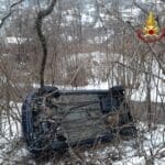 auto capovolta, dirupo, bosco, vigili del fuoco