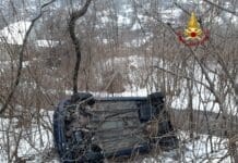 Auto si capovolge e finisce in una scarpata, intervento dei Vigili del Fuoco – FOTO auto capovolta, dirupo, bosco, vigili del fuoco