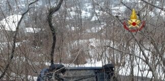 Auto si capovolge e finisce in una scarpata, intervento dei Vigili del Fuoco – FOTO auto capovolta, dirupo, bosco, vigili del fuoco