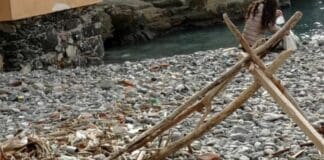 Boccadasse – Spiaggia invasa dai rifiuti, pulita una volta al mese da volontari Boccadasse spiaggia sporca