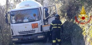 Autocisterna carica di gas GPL in bilico sul dirupo, arrivano i vigili del Fuoco autocisterna Mezzanego