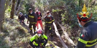 Vesima, ciclista finisce in un dirupo, intervento dell’elicottero dei Vigili del Fuoco – VIDEO incidente ciclista ferito