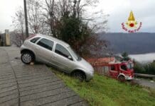 Bargagli – Auto in bilico rischia di capottare, arrivano i vigili del Fuoco Bargagli auto in bilico