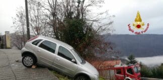 Bargagli – Auto in bilico rischia di capottare, arrivano i vigili del Fuoco Bargagli auto in bilico