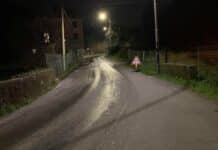 Freddo intenso nella notte, pericolo ghiaccio sulle strade strada ghiacciata a Coronata