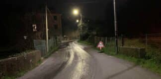 Freddo intenso nella notte, pericolo ghiaccio sulle strade strada ghiacciata a Coronata