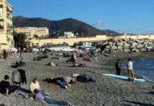Coronavirus – A Vernazzola in spiaggia ma senza mascherine vernazzola spiaggia