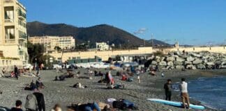 Coronavirus – A Vernazzola in spiaggia ma senza mascherine vernazzola spiaggia