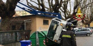 Lungo Polcevera, si ribalta la piattaforma e operaio finisce nel fiume