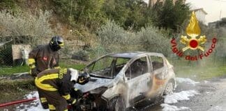 Bolano – Auto in fiamme in località Piccarda, intervento dei Vigili del Fuoco