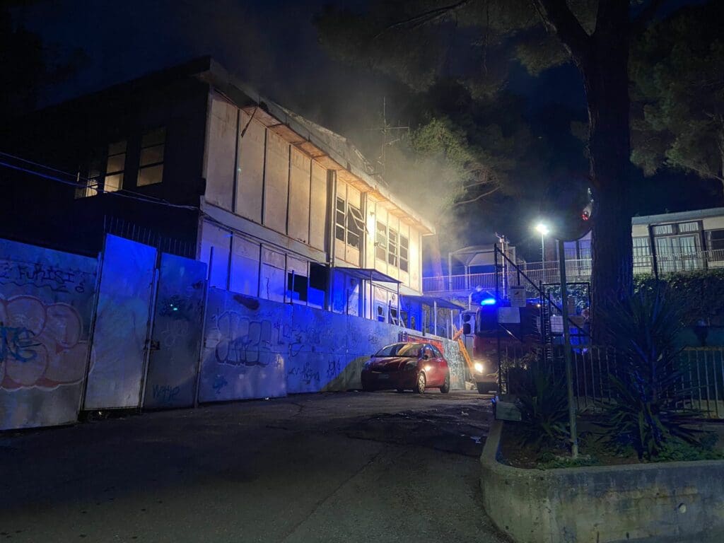 incendio edificio abbandonato Marassi