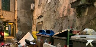 Centro Storico – Rifiuti abbandonati per strada, piazza Angeli come una discarica Una piazza invasa dai rifiuti nel centro storico di Genova