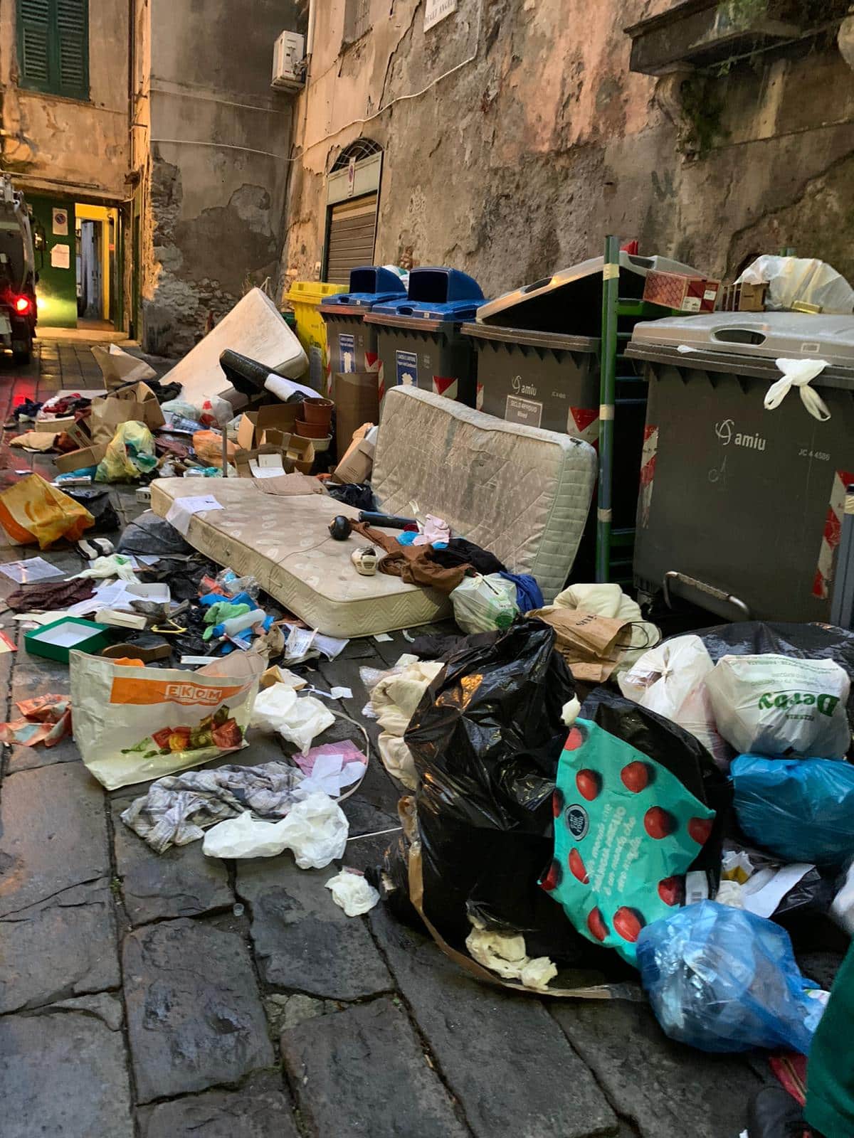 Una piazza invasa dai rifiuti nel centro storico di Genova