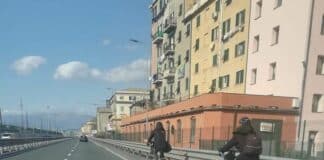 Biciclette in via lungomare Canepa, tra le auto e lontano dalle piste ciclabili bicicletta-lungomare-canepa