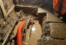 Genova – Interviene a sue spese per una perdita fognaria comunale nel suo palazzo, multato cantiere fogna centro storico