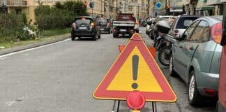 Incidente mortale in monopattino, in strada compare un segnale di pericolo segnale pericolo corso sardegna