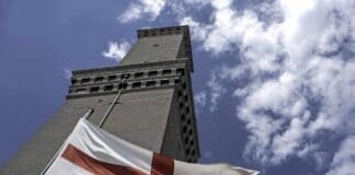 Genova, si lanciano dalla Lanterna con il paracadute, traditi dalla carta di credito lanterna di Genova