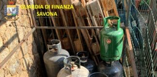 Celle Ligure, bombole lasciate a bordo strada: un denunciato