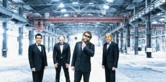 Sanremo 2021 – Gli Extraliscio e Davide Toffolo sul palco con una coppia di ballerini speciale