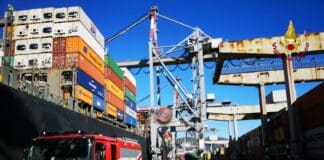 Sversamento di acido acetico nel porto della Spezia, intervento dei Vigili del Fuoco