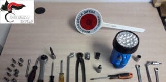 Non si fermano al posto di blocco, inseguiti e fermati topi d’appartamento