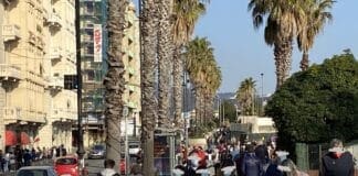 Coronavirus – A Genova ancora folla su spiagge e passeggiate, pochi i controlli folla passeggiata Pegli