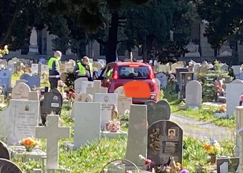 cimitero staglieno auto tra le tombe