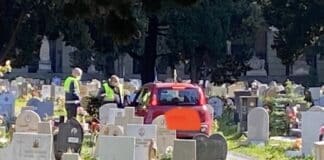 Cimitero di Staglieno, auto a spasso tra le tombe cimitero staglieno auto tra le tombe