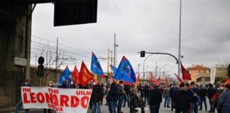 Sciopero e corteo a Genova per i lavoratori di Leonardo Leonardo manifestazione