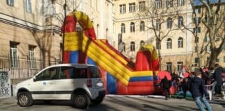 Marassi, auto del Comune posteggia nei giardini pubblici di piazza Galileo Ferraris giardini Galileo Ferraris, auto posteggiata