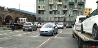 Cornigliano – Locale rimuove le auto abbandonate dal piazzale a mare di via San Giovanni D’Acri