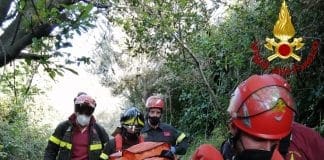 Levanto, escursionista cade e si ferisce a una caviglia: soccorsa dai Vigili del Fuoco soccorso persona ferita vigili del fuoco bosco
