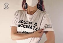 Adulto e vaccinato, una t-shirt per sostenere la campagna vaccinale (e la Croce Rossa)