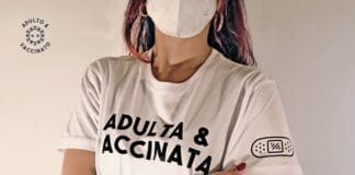 Adulto e vaccinato, una t-shirt per sostenere la campagna vaccinale (e la Croce Rossa)