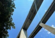 Autostrada A12, lastra di alluminio si stacca dal viadotto e precipita su un’auto parcheggiata