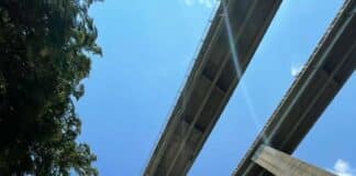 Autostrada A12, lastra di alluminio si stacca dal viadotto e precipita su un’auto parcheggiata