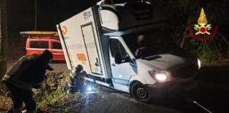 Camion dei medicinali segue il navigatore, si perde ed esce di strada tra Rossiglione e Tiglieto