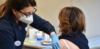 Coronavirus – Pfizer in farmacia e AstraZeneca agli under 60 su base volontaria. Il piano della Liguria vaccino anti coronavirus
