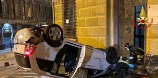 Genova – Auto fuori controllo si ribalta in largo Zecca