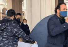 Blitz dei Ristoratori in piazza De Ferrari, a Genova, si sono incatenati – VIDEO Ristoratori Genova protesta