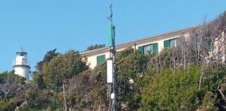 Antenne selvagge, in corso Italia spunta un impianto sopra l’ingresso dei Bagni San Nazaro antenna corso Italia