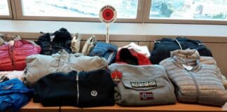 Marassi – Maxi sequestro di prodotti contraffatti al mercato di via Tortosa falsi prodotti contraffatti