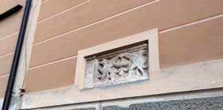 Grifoni di pietra nel bassorilievo di via San Carlo a Imperia grifoni bassorilievo Imperia